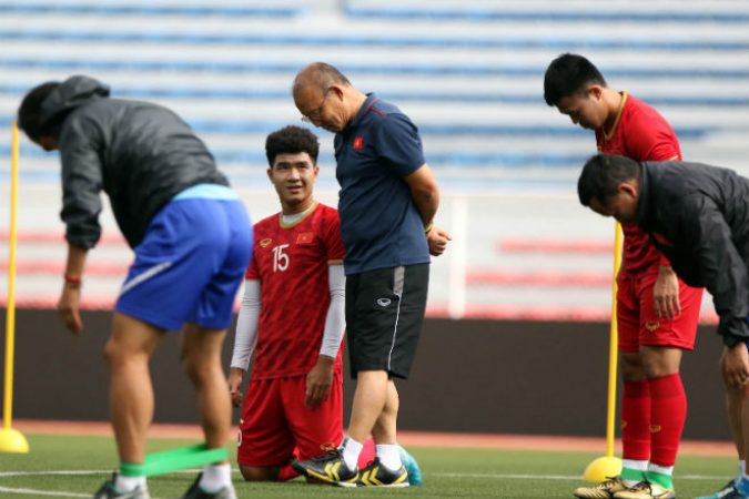 U22 Việt Nam “tập bắn”, thủ môn Bùi Tiến Dũng vất vả cản phá