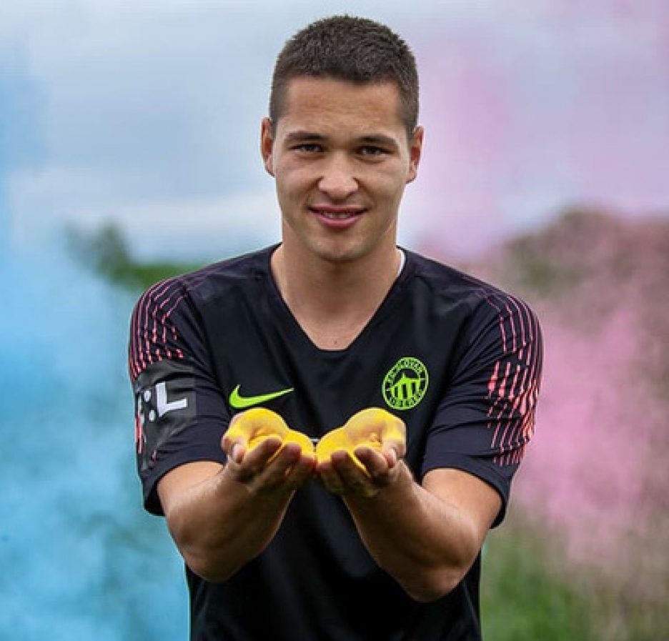 Filip Nguyễn ngồi ngoài, còn cửa khoác áo tuyển Việt Nam