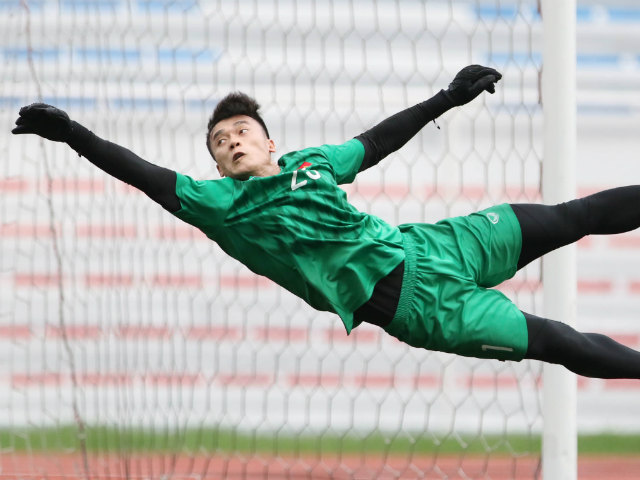 U22 Việt Nam ”tập bắn”, thủ môn Bùi Tiến Dũng vất vả cản phá