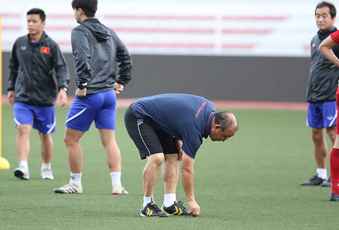 Thầy Park chải đầu, lấy giày cho học trò trước thềm đại chiến U22 Indonesia - 1