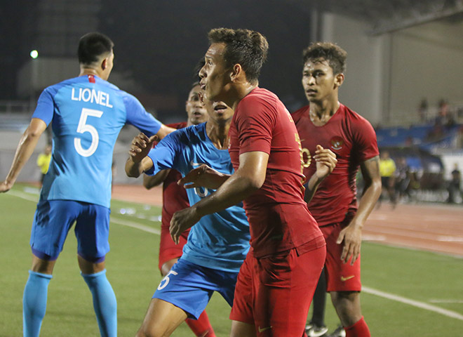 Cầu thủ loạn đả nảy lửa trong trận U22 Indonesia đấu U22 Singapore - 1
