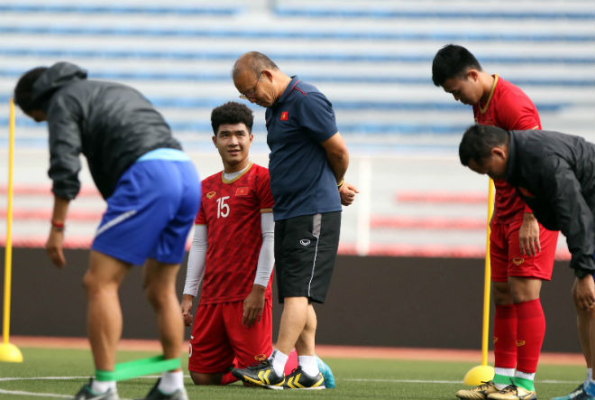 U22 Việt Nam "tập bắn", thủ môn Bùi Tiến Dũng vất vả cản phá - 1